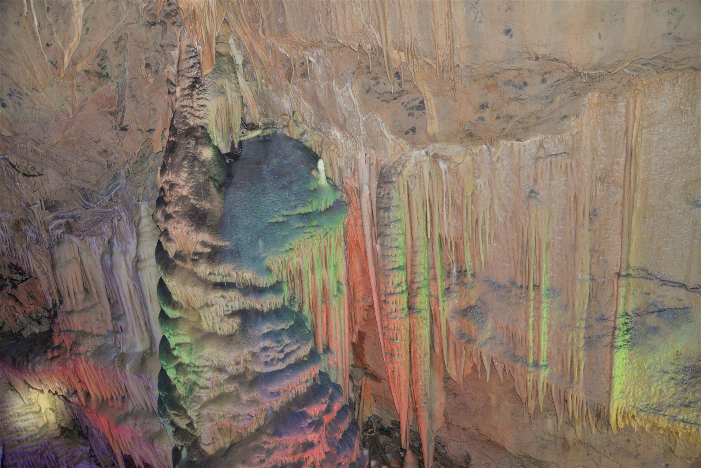 巴山玉溶洞位于陕西省汉中市镇巴县境内,是渔渡镇,赤南镇,盐场镇三镇