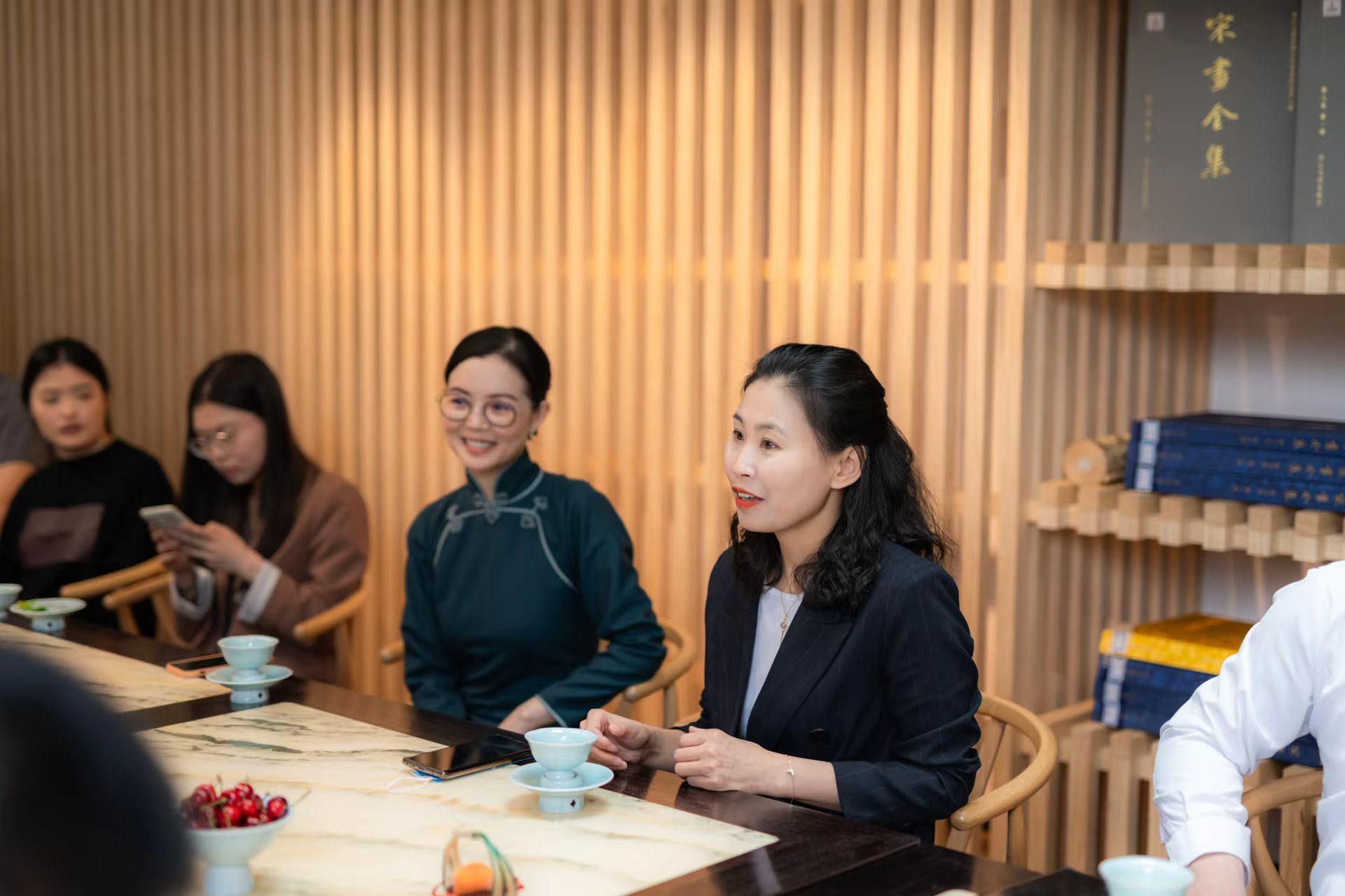 杭州市文化广电旅游局副局长余梅芳说,我们在坚持社