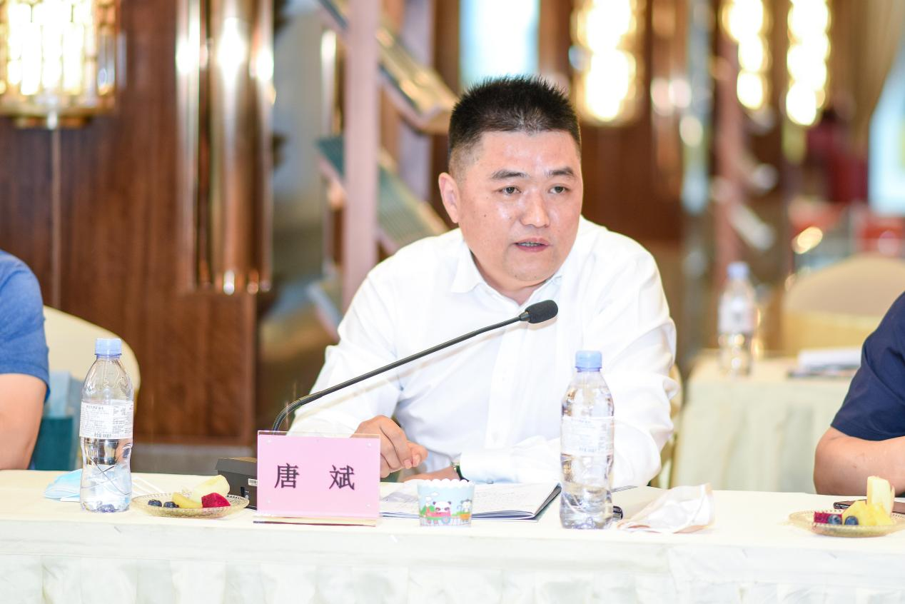 市人大代表唐斌,作为江岸区土地整理储备中心的法律顾问,长期深度参与