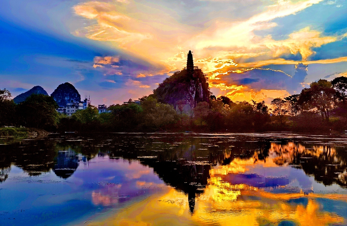 桂林多姿多彩的塔山晚霞