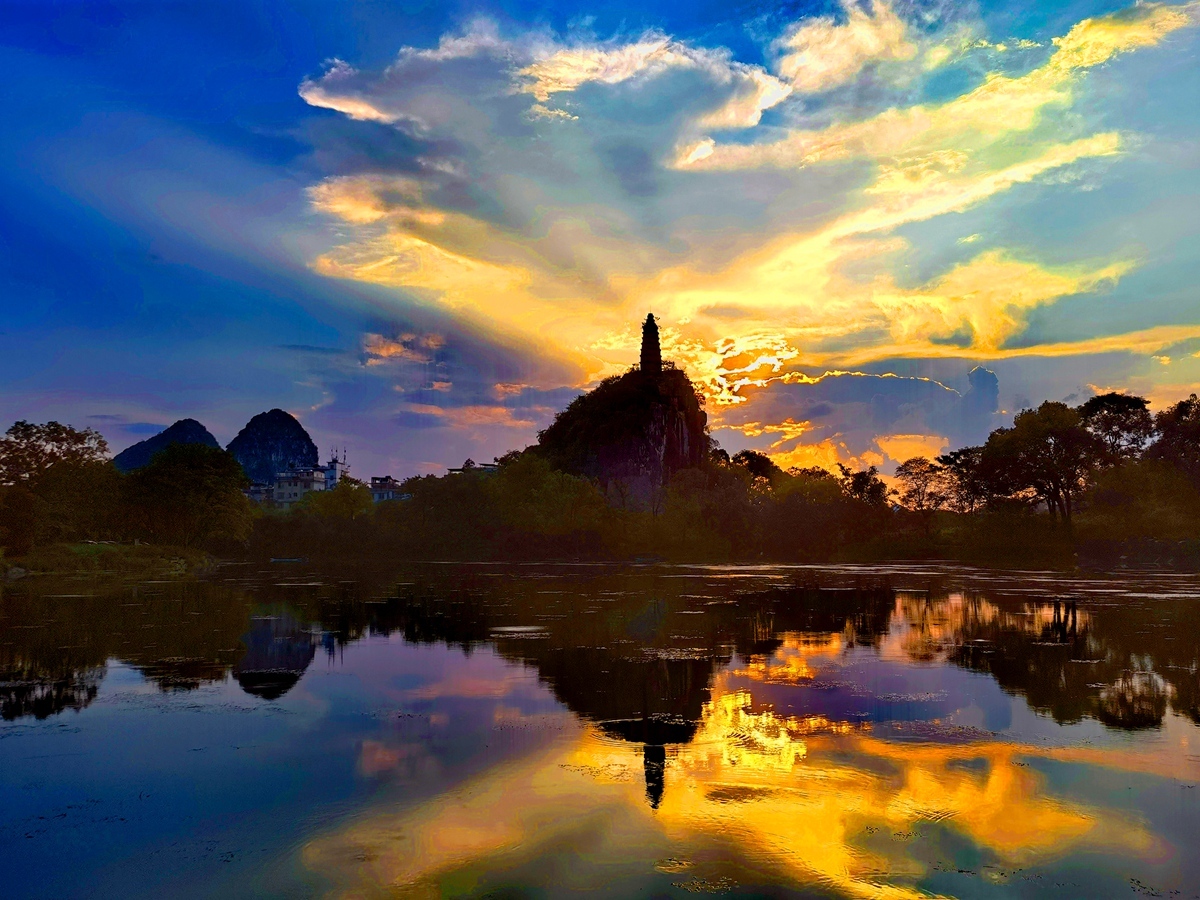 桂林多姿多彩的塔山晚霞