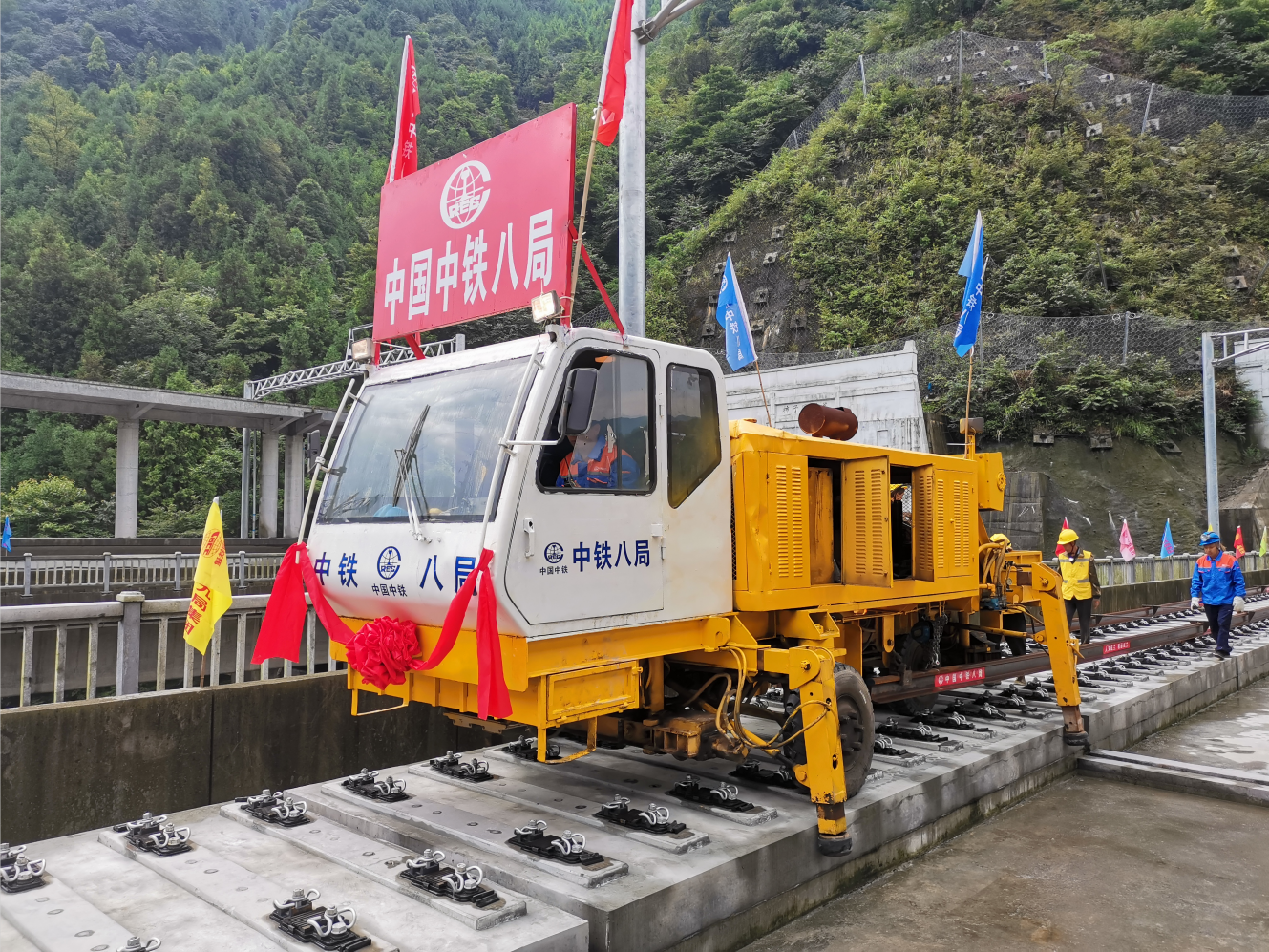 成兰铁路成川段铺轨进入高原段