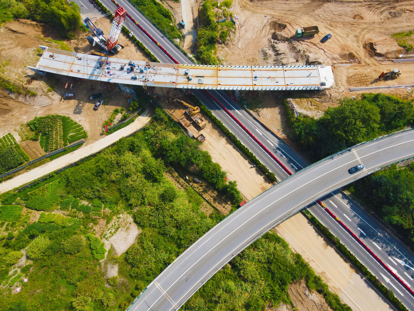 无岳高速桐岳段唯一跨越既有高速公路钢箱梁桥焊接完成