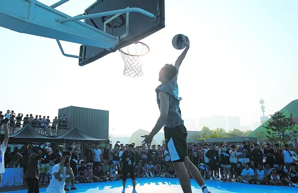 顶级街头篮球超酷来袭fs街头篮球赛8月2日至4日在金沙滩啤酒城精彩