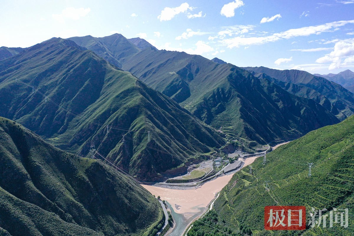 玉树号称中华水塔，黄河、长江、澜沧江三条大河的发源地