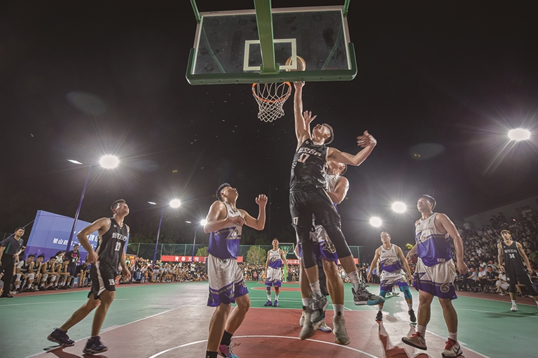 Xiangshan County Twenty -One "August 1st" men's basketball league successfully ended