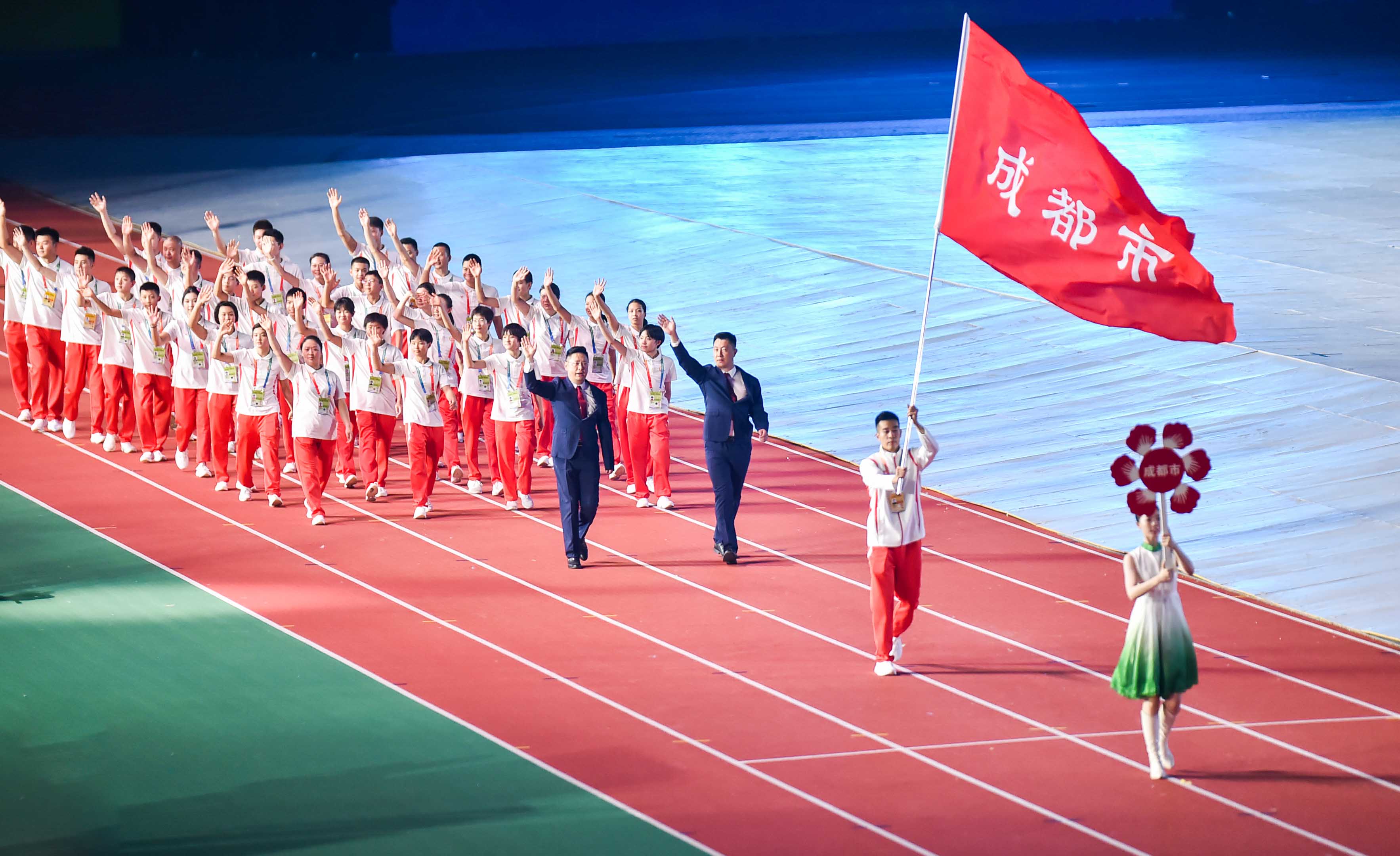 四川省第十四届运动会开幕成都体育代表团在开幕式上第一个入场