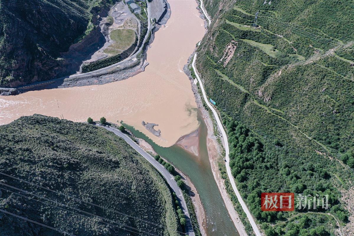 一条河流融入通天河，通天河全长800千米，穿行于唐古拉山脉和昆仑山脉的宽谷之中