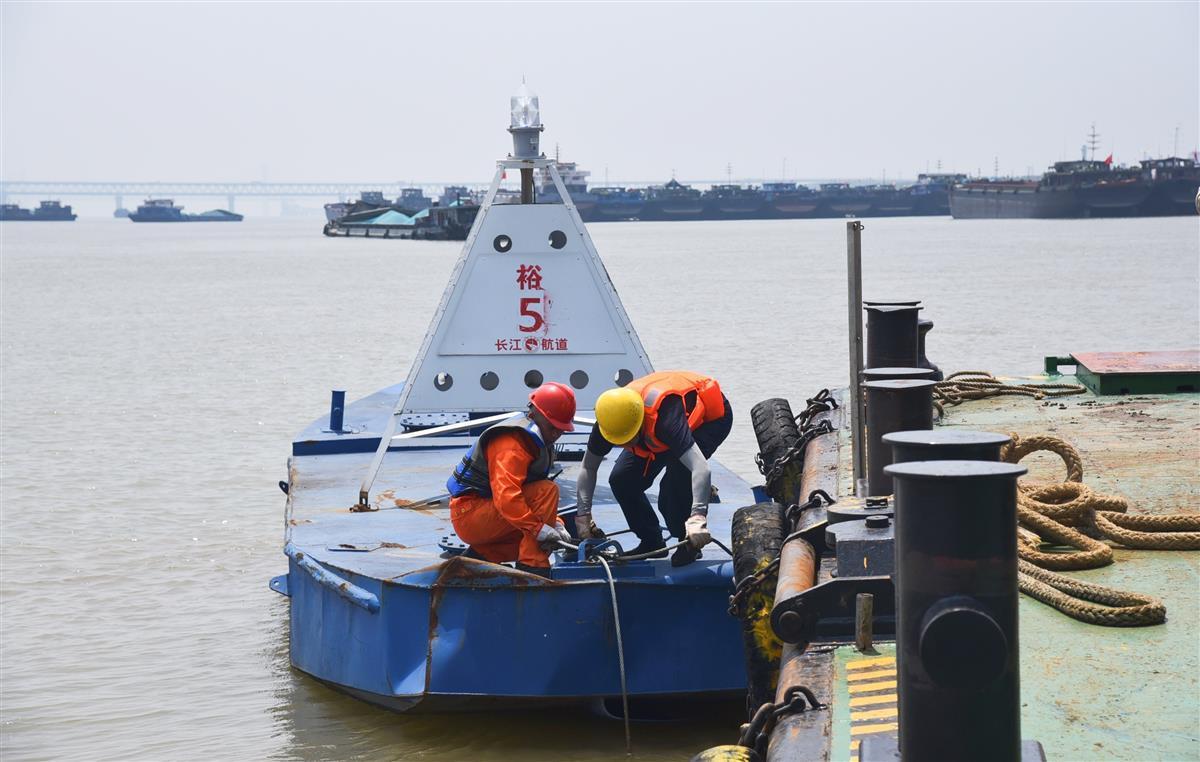 芜湖江心洲水道航道人员调整航标（长江航道局供图）