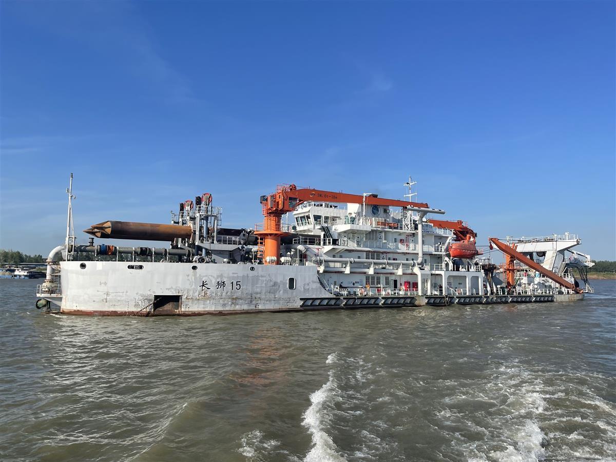 疏浚船在九江水道疏浚作业（长江航道局供图）