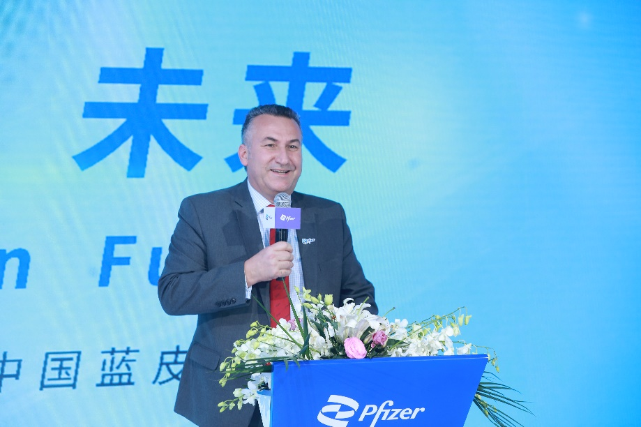 进博会公共卫生防疫专业委员会会长单位、辉瑞全球生物制药商业集团中国区总裁彭振科