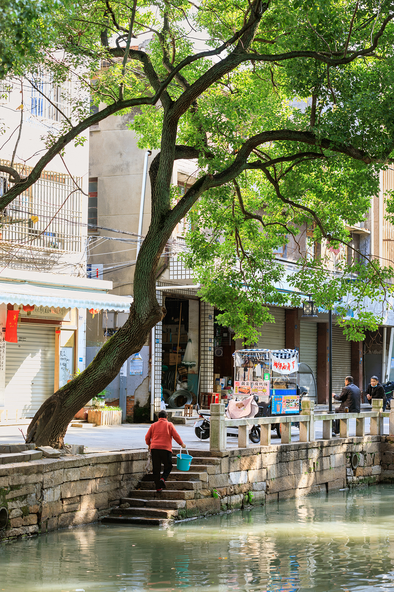 青灰色的芦墟老街,治愈了中年人的乡愁