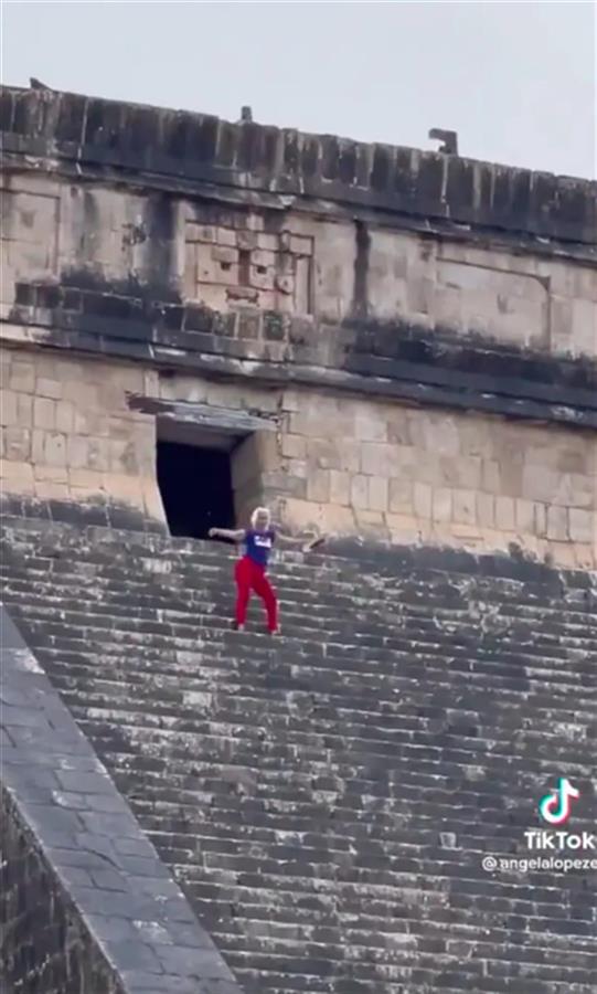 女子爬到墨西哥玛雅金字塔顶热舞惹众怒，被人扔水瓶扯头发