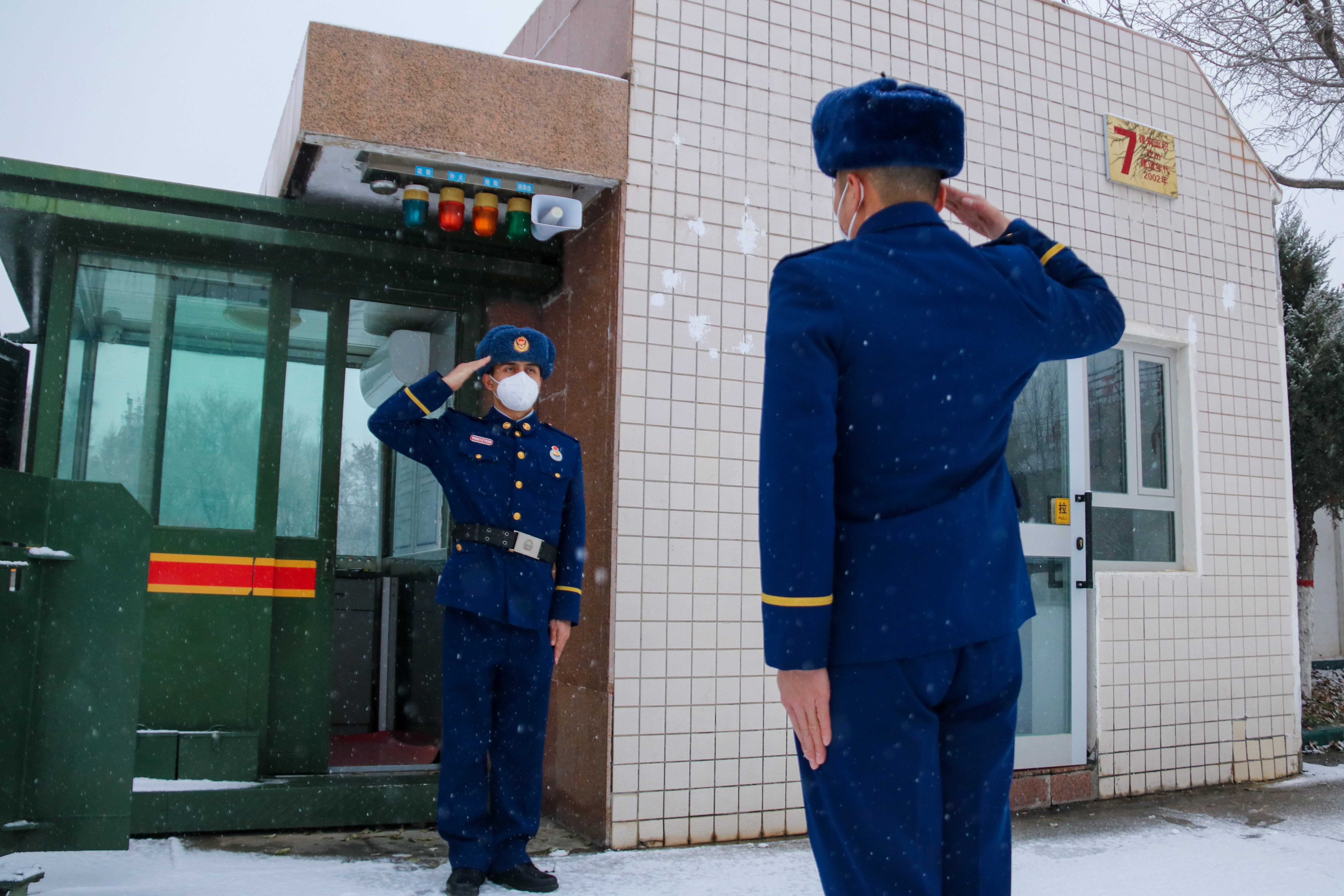 在冬日暖阳下，巩留县森林消防大队正在组织开展营门执勤秩序规范训练。　　“为有效落实《关于疫情常态化条