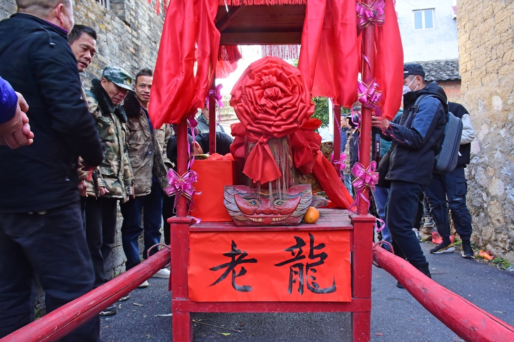 桂林：龙门村举行桂北民俗游龙头活动！