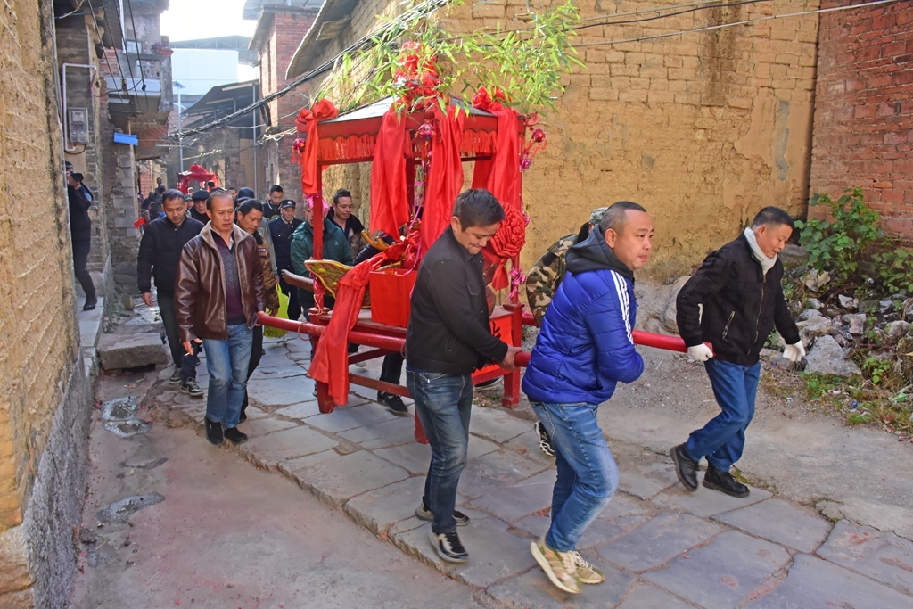 桂林：龙门村举行桂北民俗游龙头活动！