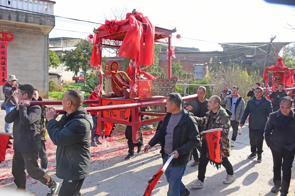 桂林：龙门村举行桂北民俗游龙头活动！