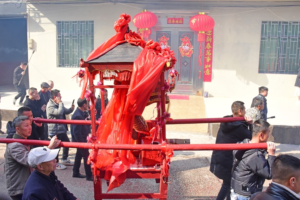 桂林：龙门村举行桂北民俗游龙头活动！