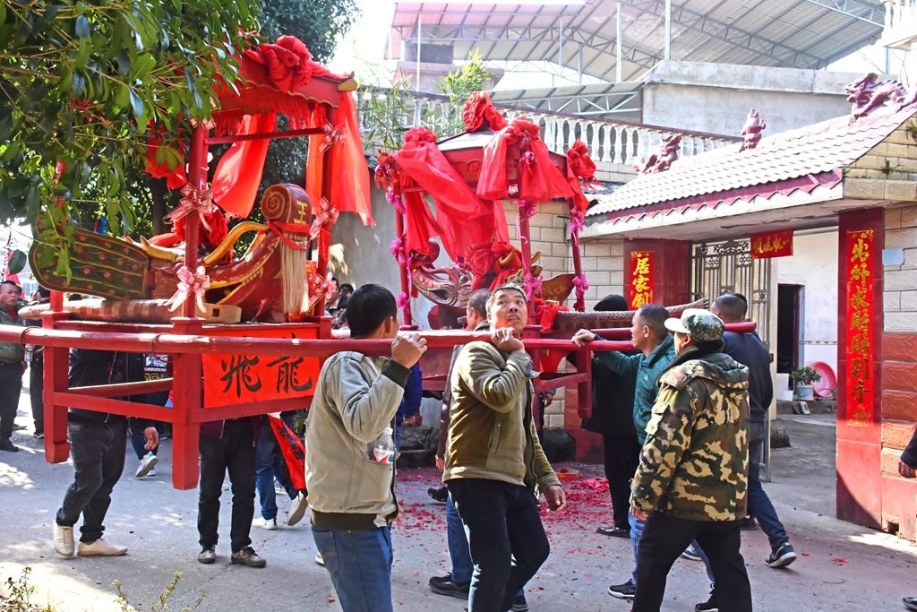 桂林：龙门村举行桂北民俗游龙头活动！