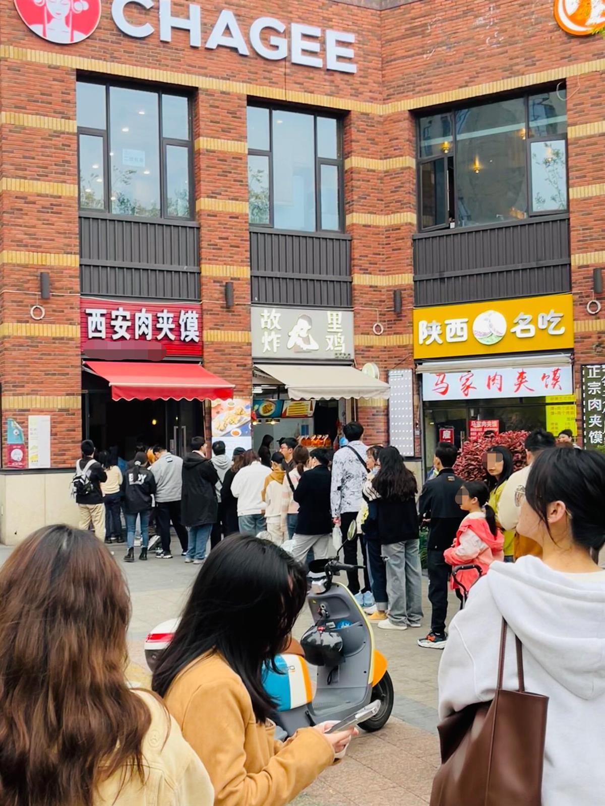 许多顾客排长队的西安肉夹馍店（来源网络）.png