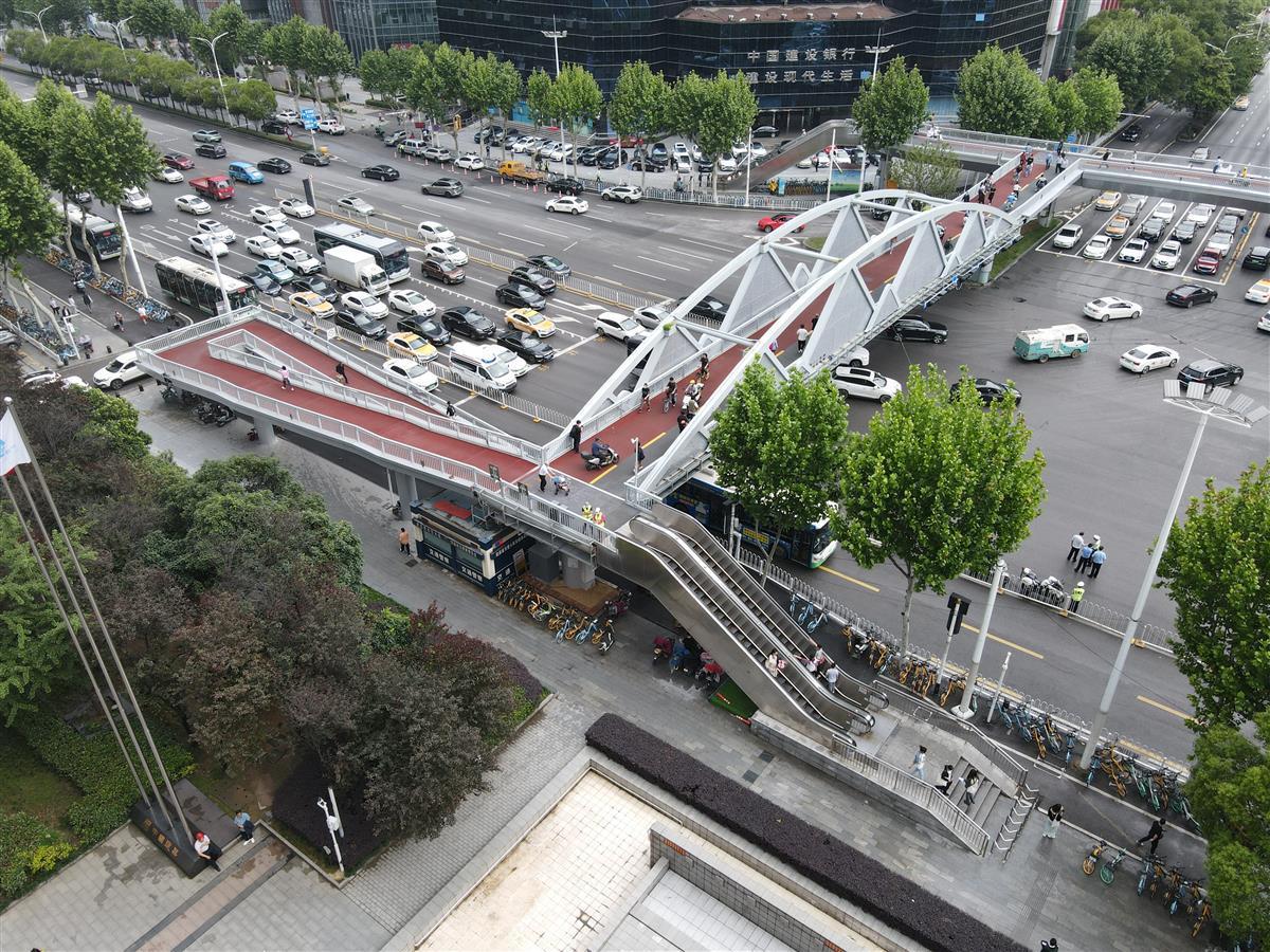 功能全颜值高武汉武昌中南路人行天桥焕新亮相