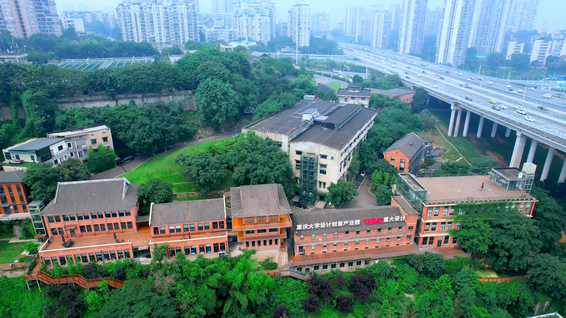 首先亮相的是位于沙坪坝高家花园段嘉陵江畔的重庆大学设计创意产业园