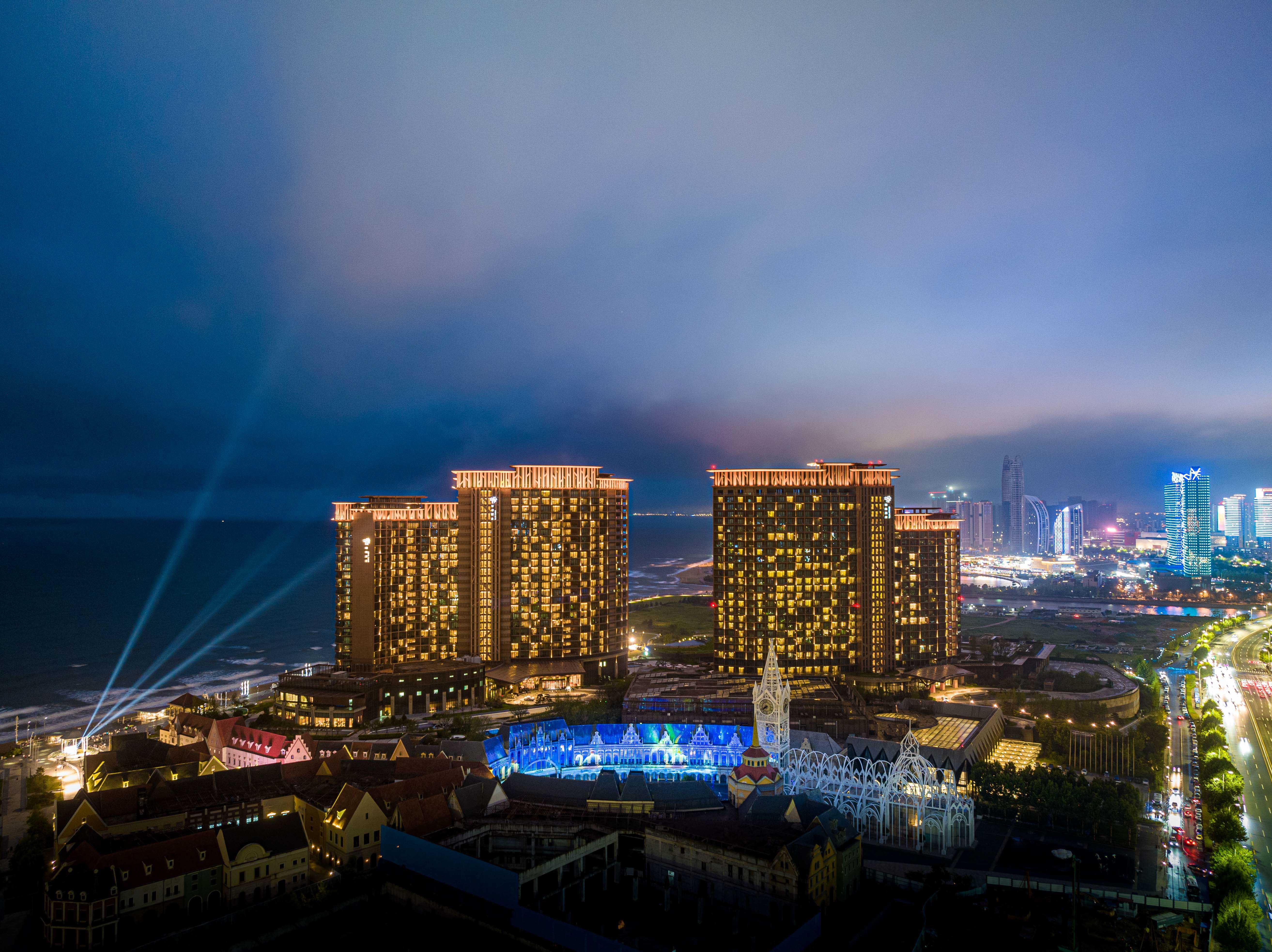 当燃不让与狂欢干杯青岛红树林度假世界第五届光影狂欢节盛夏启幕燃动