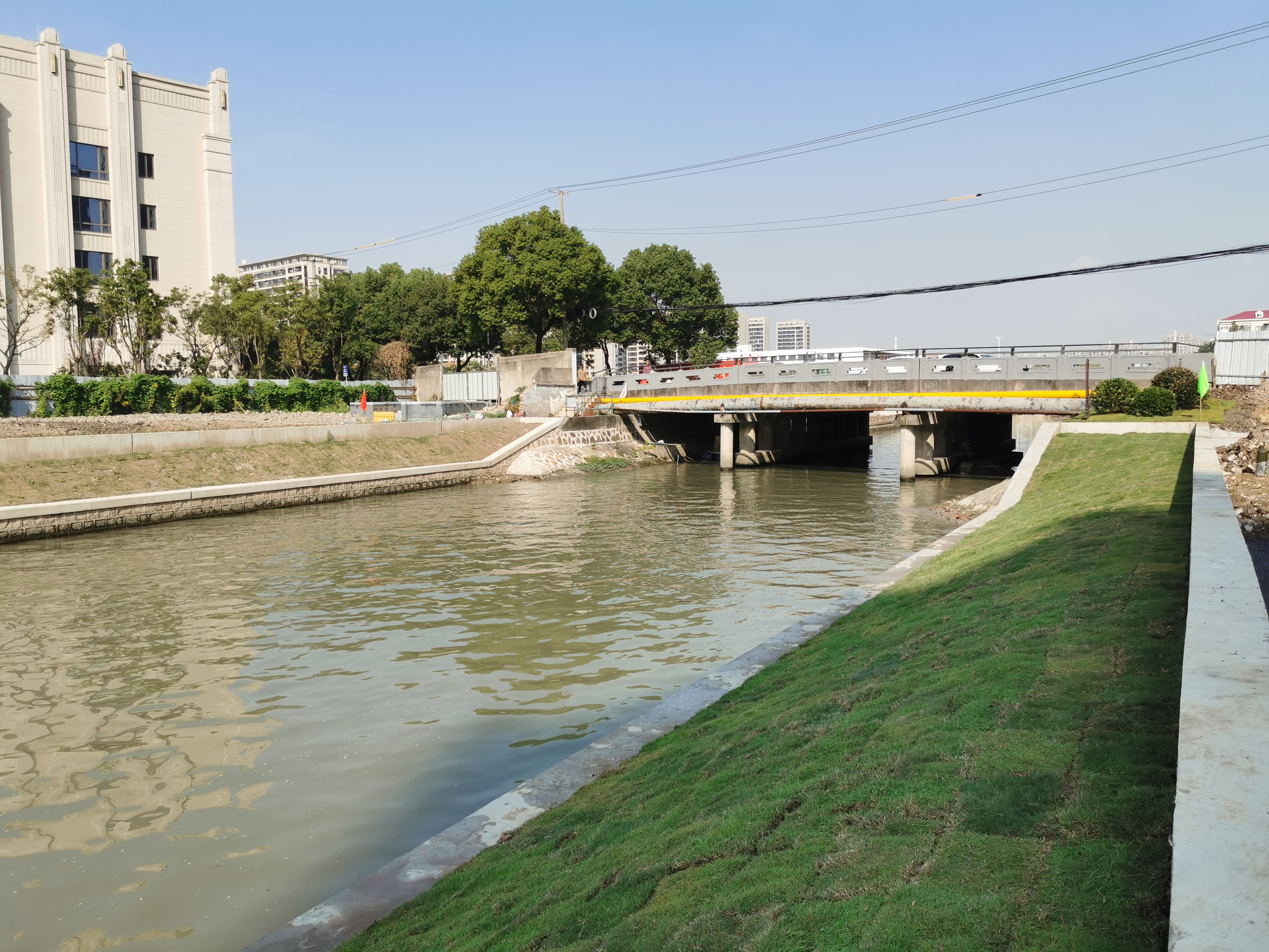 在庙行镇区域,它北起蕰藻浜,经康家村,南入走马塘接彭越浦,是宝山区蕰