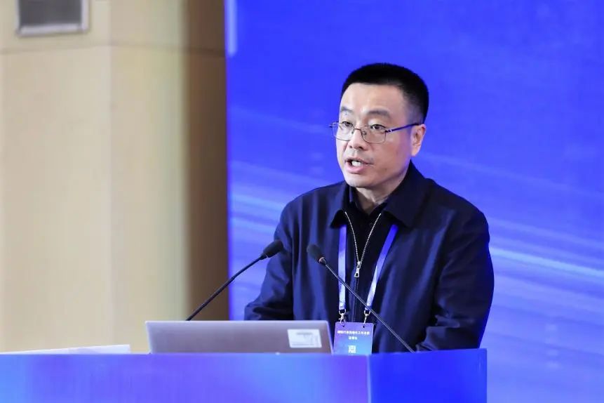 鞍钢集团副总经理田勇做报告.▲河钢集团副总经理李毅仁做报告.