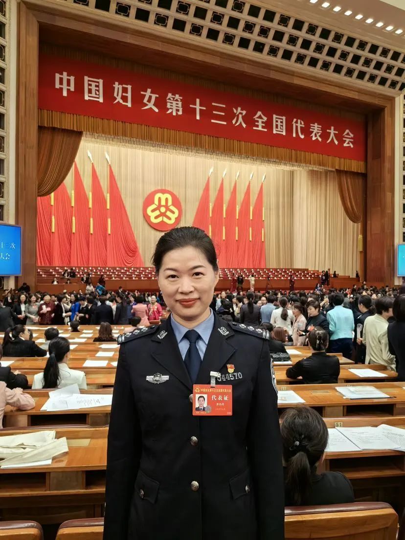 这朵"铿锵玫瑰"代表宝山女性走进人民大会堂 | 界面 · 财经号