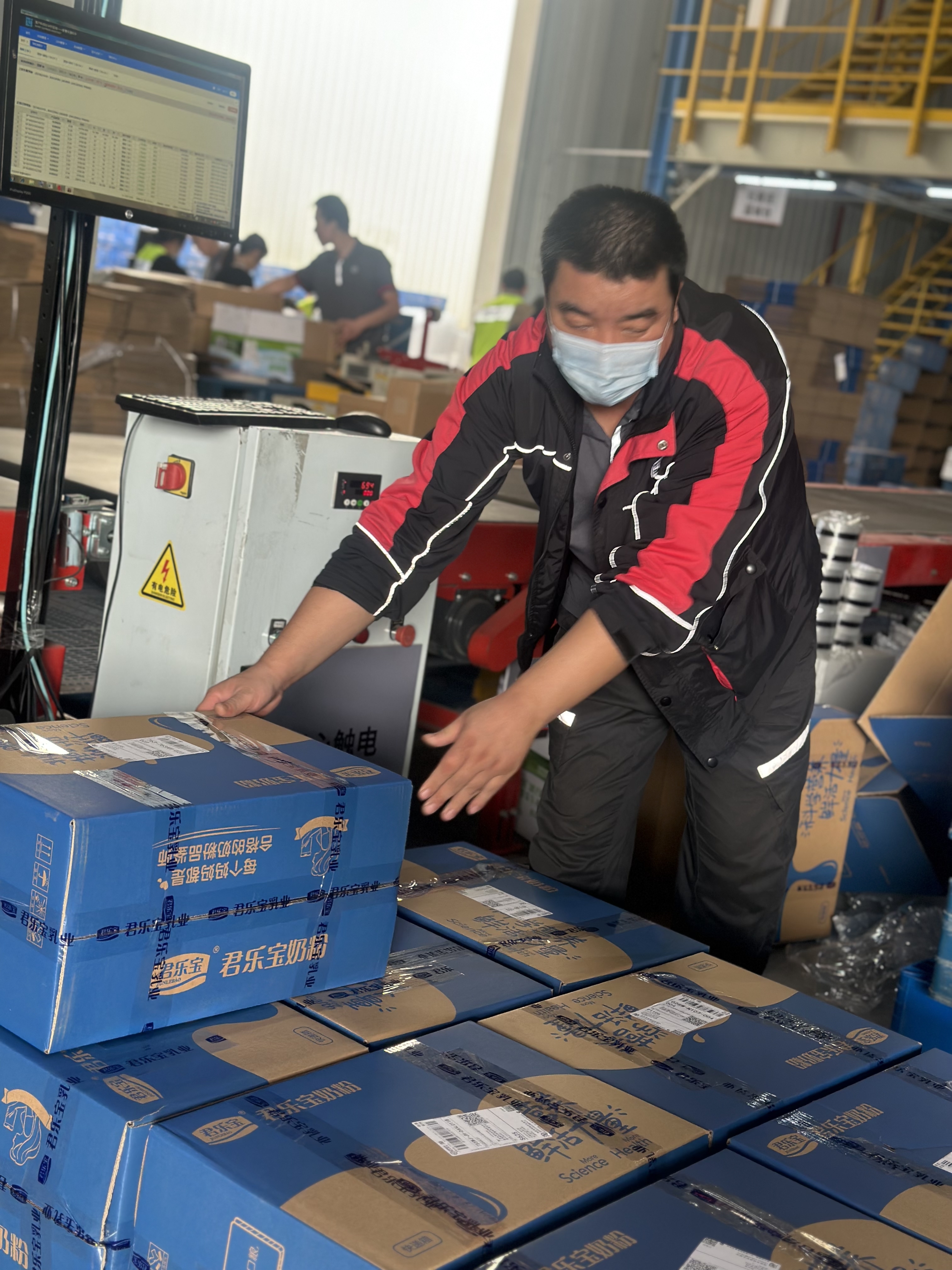 快递高峰到来有快递员一天送2000单