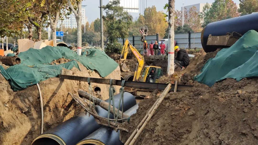 地下施工环境复杂暖气管网巧过周口大道转盘