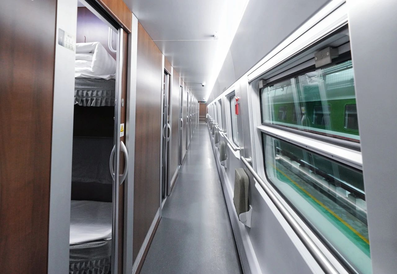 四种主色调构成车辆外观由红白灰绿二等座2节,二等座/餐车1节设置一等