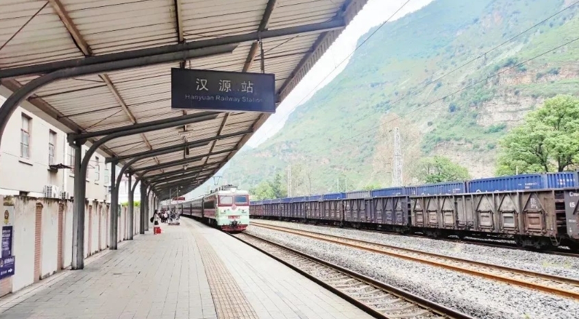 汉源站,成昆铁路上的三等站,位于四川省雅安市汉源县乌斯河镇,原名乌