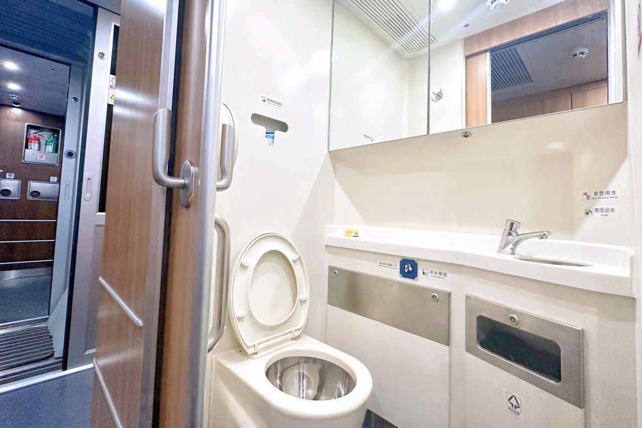 卫生间和盥洗区采用集成化设计将便器,洗盆,面镜,垃圾箱等服务设施