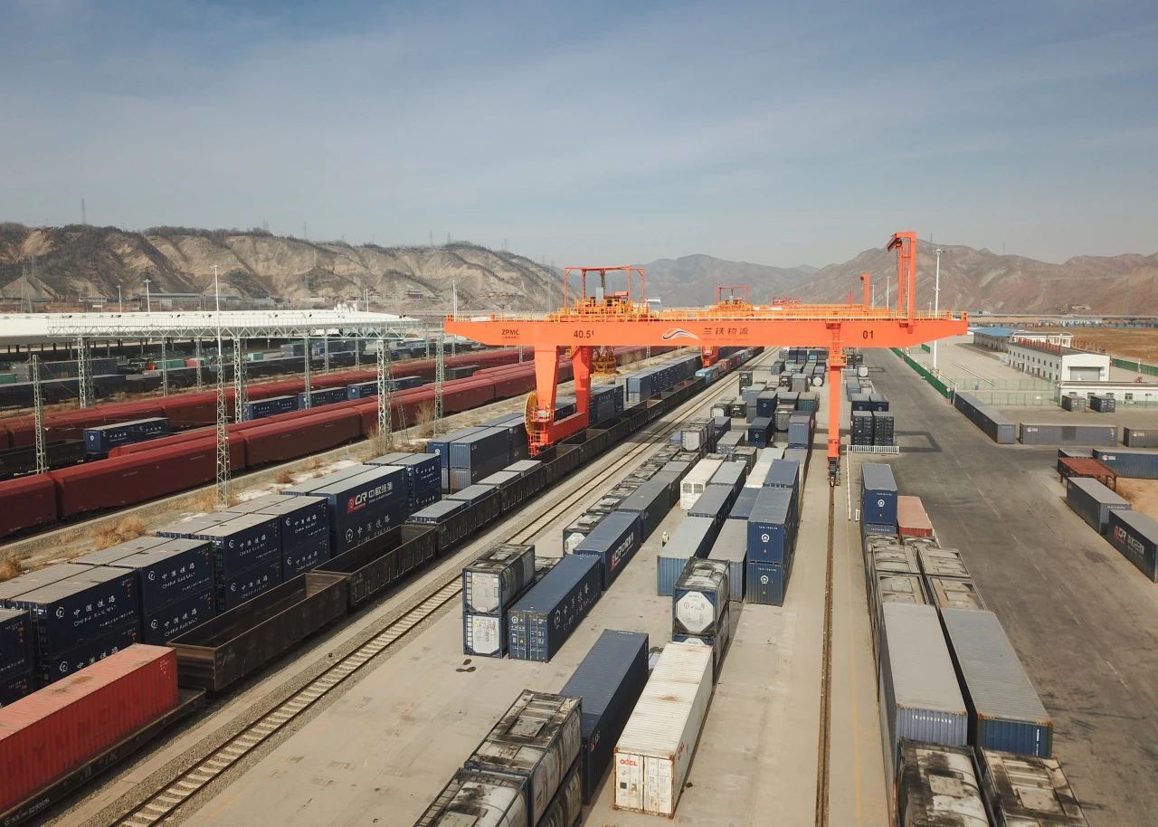 停靠在兰州东川铁路货场线路上的货运班列古道新程,河西走廊接续使命