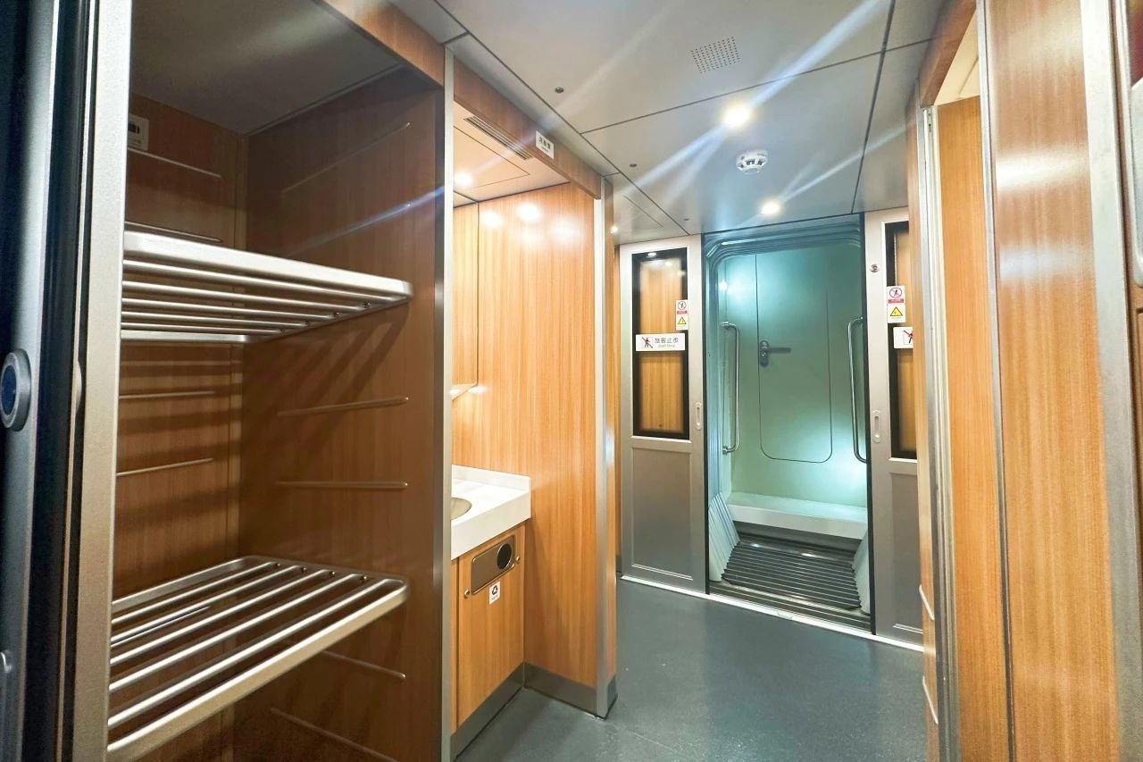 二等卧10节其中2节为动力车,16节拖车共有18节cr200j-c长编动力集中