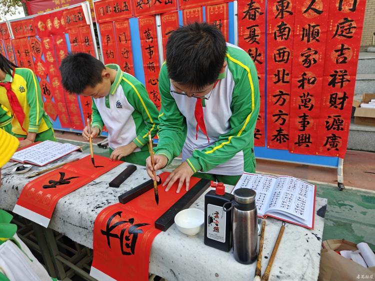 共獲得230項國家級獎項番禺區新橋小學榮獲廣州寫字教育示範學校稱號