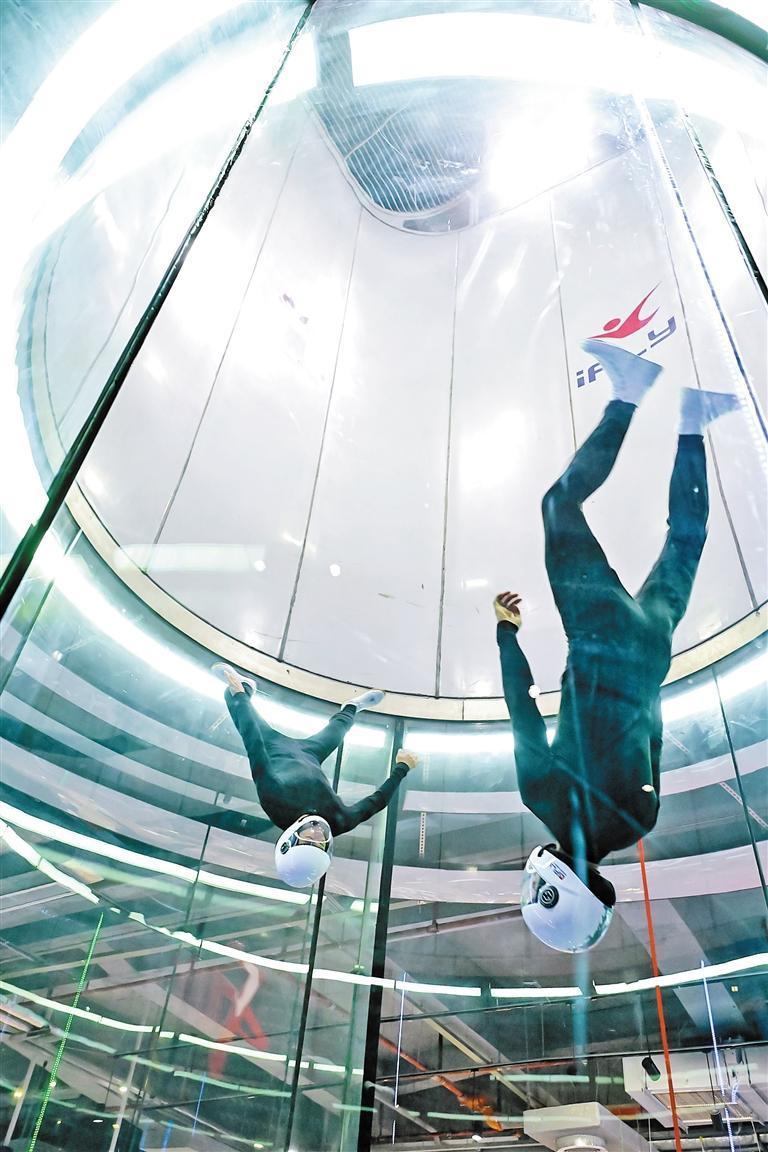 2024年全国室内跳伞冠军赛在龙华开幕百名跳伞精英竞展低空精彩