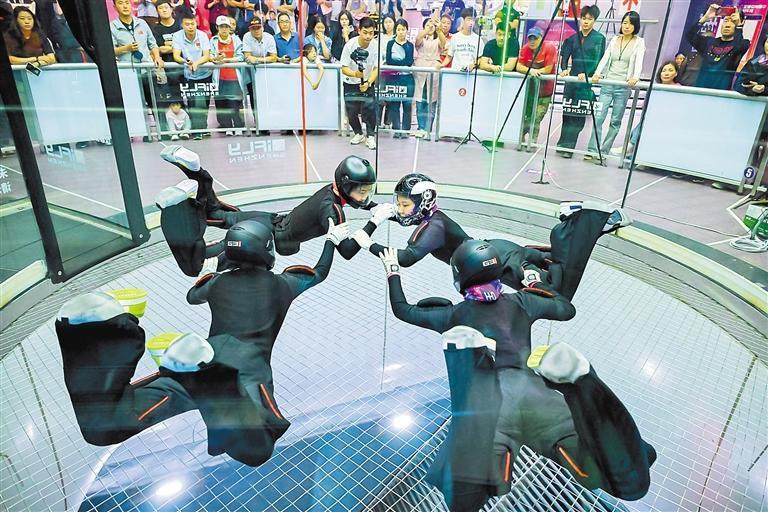 2024年全国室内跳伞冠军赛在龙华开幕百名跳伞精英竞展低空精彩