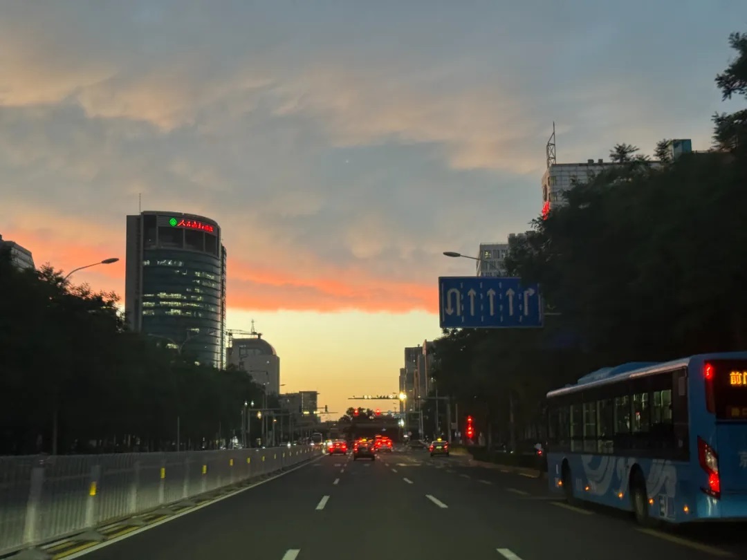 刷爆朋友圈的“火烧云”，为啥有条“分界线”？| 首席来了