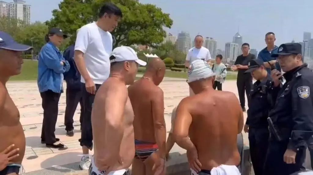 青岛“巧克力大爷”又救一命！男子跳海轻生，警民接力营救......