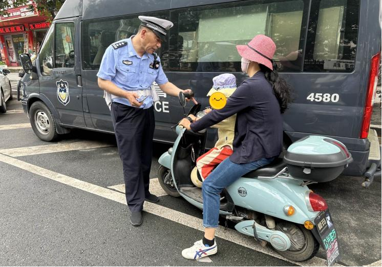 广州南沙交警开展"治本2024"电动自行车专项整治