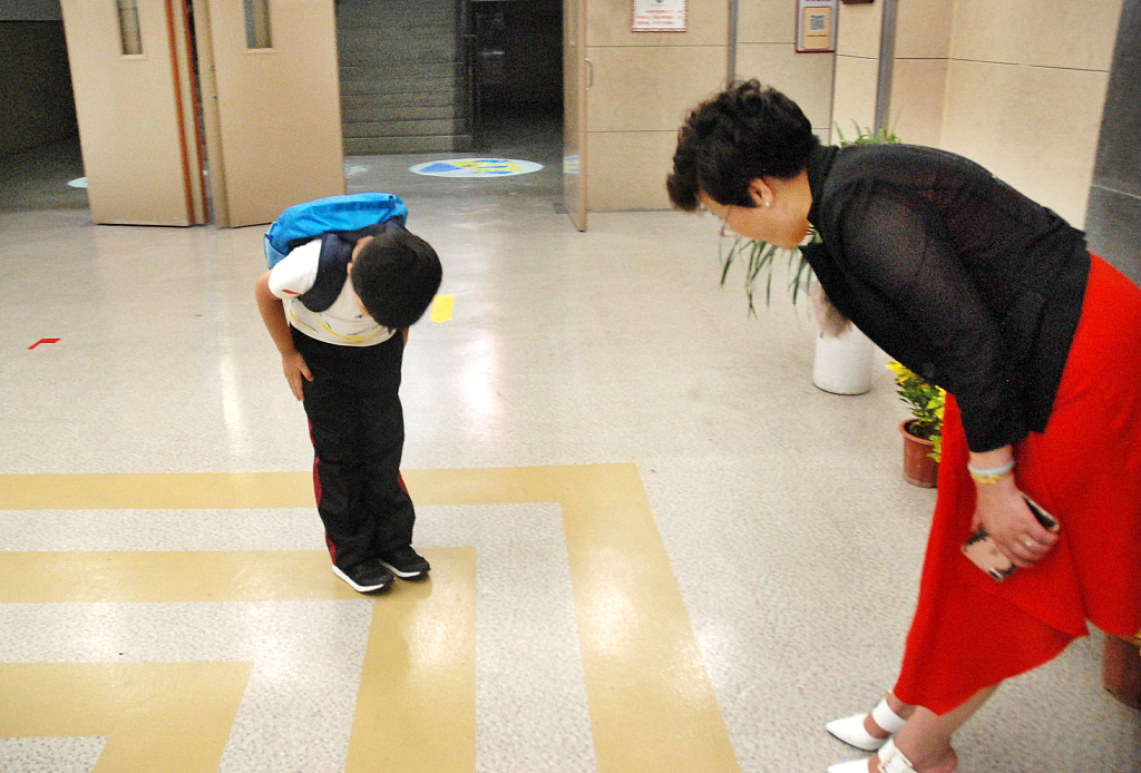 讲礼貌还是作秀?贵州一小学老师穿戴整齐给学生鞠躬引争议