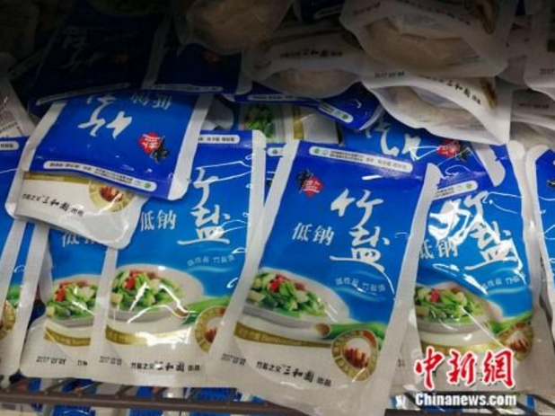 　　资料图：市场上销售的食盐，多为几块钱一包。中新网记者 张尼 摄