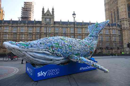 英国会大厦前现巨型塑料鲸鱼，呼吁减少海洋垃圾。视觉中国供图