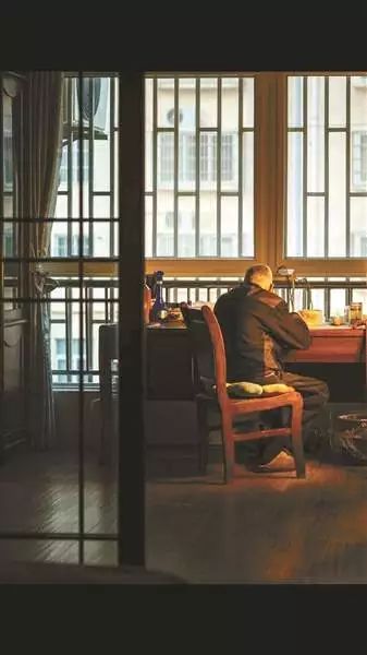 孙女出嫁时,赵康民在书房伏案写作