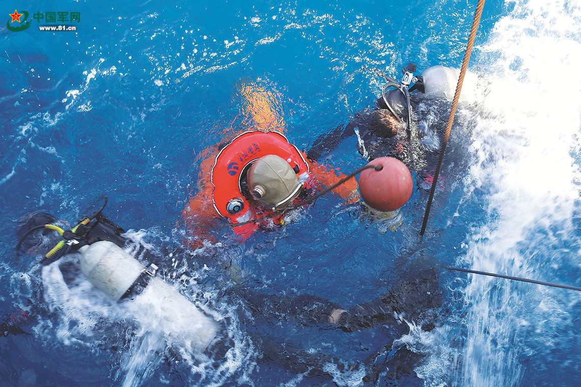 "失事"潜艇艇员在潜水员协助下成功上浮.来源:中国军网综合编辑:华飞
