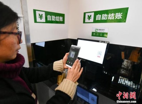 资料图:民众使用手机移动上网。 资料图:民众使用手机移动上网。