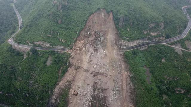 山体崩塌前10分钟 是他们先发现险情拦截行人车辆!-大河新闻